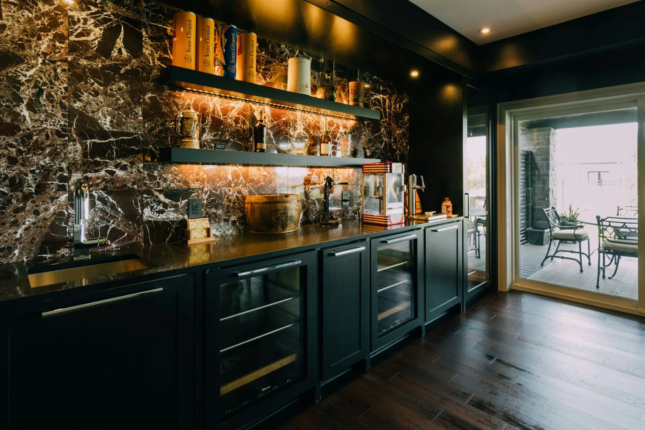Elegante Hausbar mit Terrassenzugang