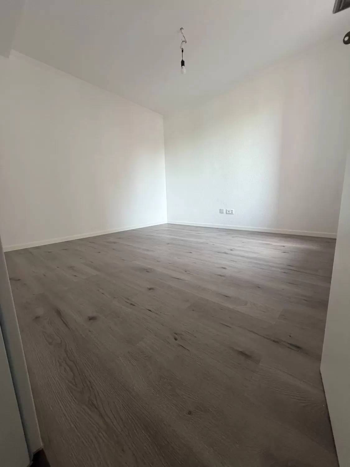 Moderne 3.5-Zimmer-Wohnung mit Balkon & Klimaanlage im 4. Obergeschoss